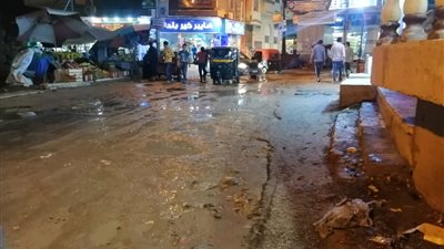 الدفع بمعدات لإزالة وكسح مياه الأمطار المتراكمة من بلطيم في كفر الشيخ (صور)