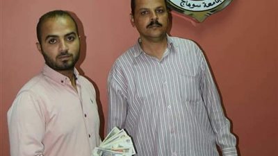 سائق بجامعة سوهاج يعيد 5000 جنيه لصاحبها ويرفض المكافأة