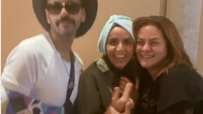 “علا رشدي بالفوطة”.. وصلة مزاح بين صناع “بـ100 وش” في الجونة السينمائي (فيديو)