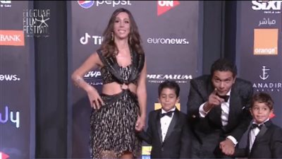 آسر ياسين برفقة زوجته ونجليه على “الريد كاربت” بافتتاح مهرجان الجونة