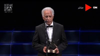 المهندس أنسي أبو سيف يهدي جائزة الإنجاز الإبداعي من مهرجان الجونة للمخرج شادي عبد السلام