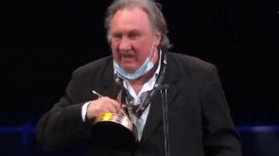 جيرار ديبارديو يشكر نجيب وسميح ساويرس بعد تكريمه في “الجونة السينمائي” بالعربية