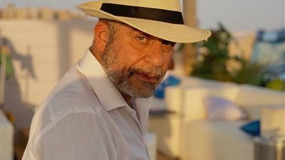 شريف منير عن عدم حضوره افتتاح الجونة: “خُفت من الزحمة” (صورة)