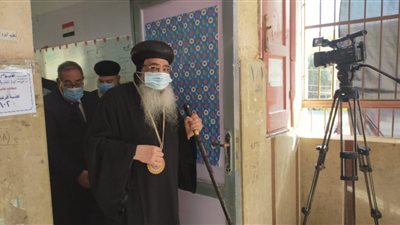 “الأنبا إبرام” مطران الفيوم يدلي بصوته في انتخابات مجلس النواب (فيديو)