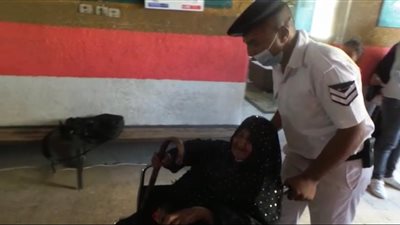 مُسنة تدلي بصوتها في انتخابات مجلس النواب على كرسي متحرك بأسوان (صور)