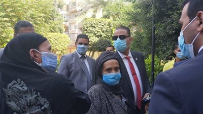 مسنة تطلب مساعدة محافظ الفيوم في معالجة ابنها من السرطان.. والأخير يتدخل (صور)