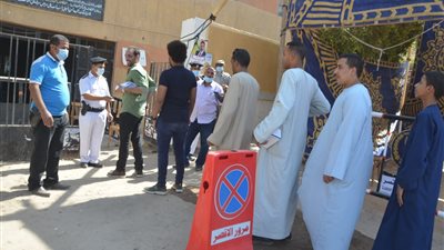 اتهمهم بالعمل على إسقاطه.. مشادة كلامية بين مرشح للنواب بدائرة نجع حمادي بقنا ومندوبي المنافسين