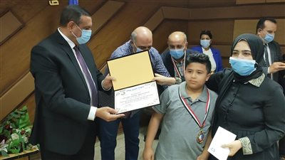 تكريم 69 من العاملين بالقطاع الصحي لتصديهم لفيروس كورونا.. وتكريم 4 أسر شهداء بالبحيرة (صور)