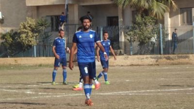 من الملعب لنصبة شاي وقهوة.. مدافع شربين يقدم الطلبات للزبائن بعد عرقلة النشاط الرياضي (صورة)