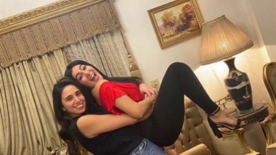 شقيقة ميرهان حسين تحملها في عيد ميلادها.. والجمهور: “يا بختها” (صور)