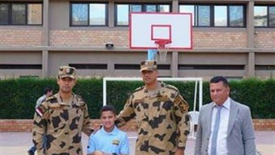 حمزة نجل الشهيد أحمد منسي في أول يوم دراسي بمدرسة الأكاديمية العربية للعلوم بالإسكندرية (صور)