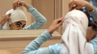 “عاوزة تقنعي بنتك تلبس الحجاب بطريقة سهلة”.. استشاري نفسي يوضح الطريقة