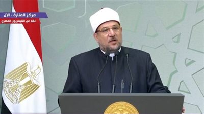 مختار جمعة يهدي كتابين من أحدث إصدارات وزارة الأوقاف للرئيس السيسي خلال احتفالية المولد النبوي