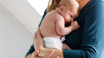 “الكحل والملابس الصوفية والقبلات”.. أشهر العادات التي تهدد حياة حديثي الولادة