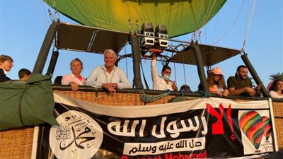 بينهم زبائن فرنسيون.. “إلا رسول الله” بانرات بالعربية والإنجليزية مرافقة لرحلات البالون الطائر في سماء الأقصر (صور وفيديو)