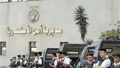 زوج يقتل زوجته ويحاول قتل طفلهما الصغير خنقًا ويُبلغ الشرطة في الإسكندرية