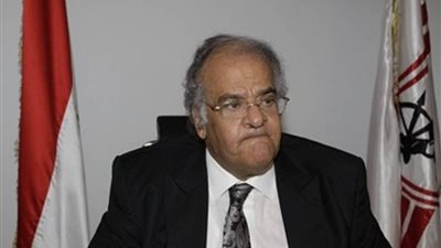 رسالة مُبهمة من ممدوح عباس: “إذا كنت غير قادر على عدم قراءة ما تحمله لك الأيام فأنت حمار” (تغريدة)