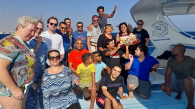 “كل سنة وسيدنا محمد طيب”.. سائحون يحتفلون بالمولد النبوي ضمن حملة “إلا رسول الله” (صور)