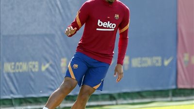 رسميًا.. برشلونة يعلن تفاصيل إصابة أراخو