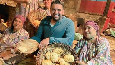 حسين الجسمي يصنع الخبز مع سيدات فلاحات من أمام الفرن (صورة)
