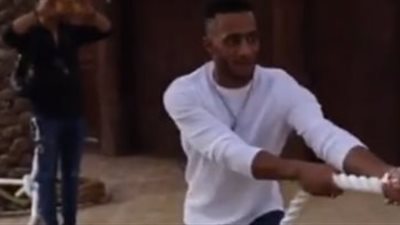 محمد رمضان يروض الأسد البري: “أول واحد يفوز على اللايجر” (فيديو)