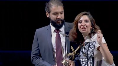 منتجة “200 متر” ترقص بعد حصد الفيلم الفلسطيني جائزتين في “الجونة السينمائي”