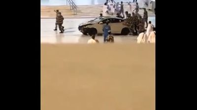 عاجل.. شخص مختل يقتحم بسيارته الحرم المكي (فيديو)