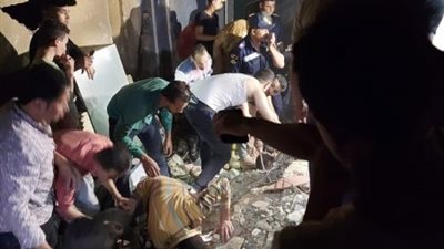 انهيار منزل مكون من ثلاثة طوابق والبحث عن مصابين أسفل الأنقاض في سوهاج (صور)