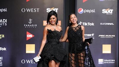 رانيا يوسف: “عيالي شايفنِّي قدوة ليهم.. واللي مش عاجبه مايبصش”