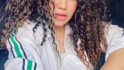 أصغر مصممة أزياء في مهرجان الجونة: “أشكر الفنان أحمد حاتم لتحقيق حلمي بارتداء بدلة من تصميمي”