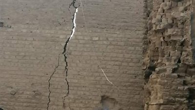 منازل آيلة للسقوط تهدد حياة المواطنين بحي غرب بأسيوط.. ورئيس الحي يرد