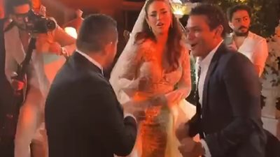 آسر ياسين في وصلة رقص مع درة وهاني سعد على أغنية “مليونير” (فيديو)