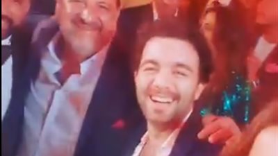 خالد الصاوي “يُرقي” درة في حفل زفافها على هاني سعد (فيديو)