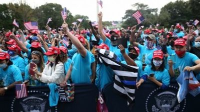 تجمعات أمام البيت الأبيض قبيل إغلاق مراكز الاقتراع وظهور مؤشرات النتائج