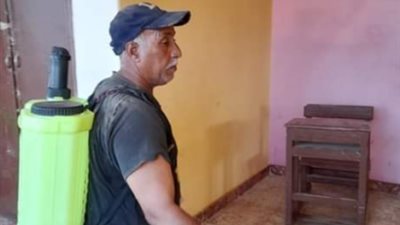 معلم يعقم مدرسته قبل خروجه على المعاش بيوم في قنا (صور)