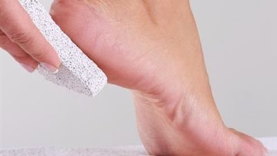 حجر الجفاف علاج سريع للقدمين..تعرف على طرق استخدامه