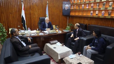 رئيس جامعة الأزهر يعزي طالبا وافدا في وفاة والده بإندونيسيا 