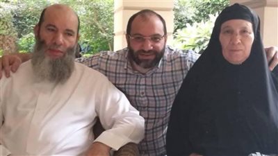 المئات يؤدون صلاة الجنازة على الحاجة سندس والدة الشيخ محمد حسان 