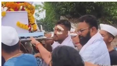 حاملا نعش شقيقه.. الناجي الوحيد من حادث الطائرة الهندية يشارك في مراسم الجنازة 