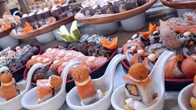 فنادق الغردقة تحتفل باليوم العالمي لـ السوشي بمشاركة سياح من مختلف الجنسيات | صور