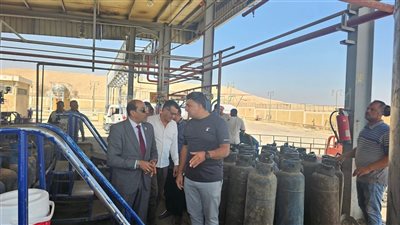 بعد محافظ الدقهلية.. وكيل تموين الأقصر يوقف سيارة أنابيب للتأكد من الوزن