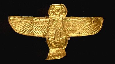 يحمي الروح في رحلتها الأبدية.. متحف فلورنسا يعرض قطعة مصرية لطائر مجنح من الذهب