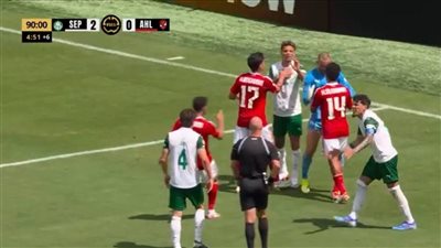 اشتباكات بين حسين الشحات لاعب الأهلي ولاعبي بالميراس البرازيلي خلال مباراة الفريقين