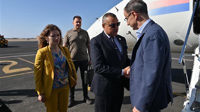 محافظ جنوب سيناء يستقبل رئيس وزراء صربيا بمطار شرم الشيخ في مستهل زيارته لدير سانت كاترين| صور