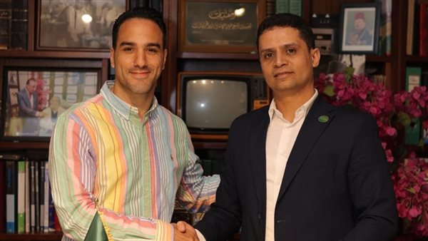 جانب من التوقيع 