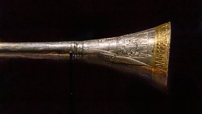 بوق توت عنخ آمون.. آلة ملكية نادرة تعزف من جديد في المتحف المصري الكبير