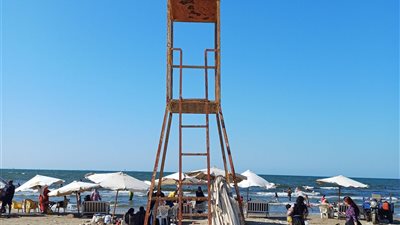 انهيار منظومة الإنقاذ على شاطئ بورسعيد يهدد حياة المواطنين.. والمنقذون: نحمل أرواح الناس على أكتافنا بلا أدوات أو دعم