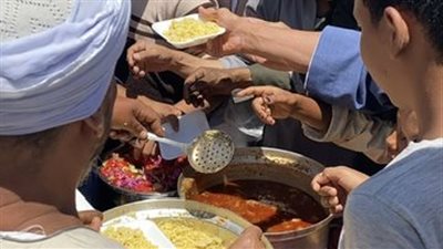 في نفحات الجمعة الأخيرة من ذي الحجة.. توزيع وجبات على المصلين بساحة أبو الحجاج بالأقصر