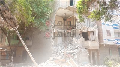 بعد انهيار عقارين بحدائق القبة.. إزالة عقار آيل للسقوط يهدد الأرواح في مصر القديمة| خاص