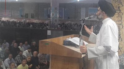 خطيب الجمعة بمدينة كاشان الإيرانية يتوجه للصلاة مرتديا الكفن